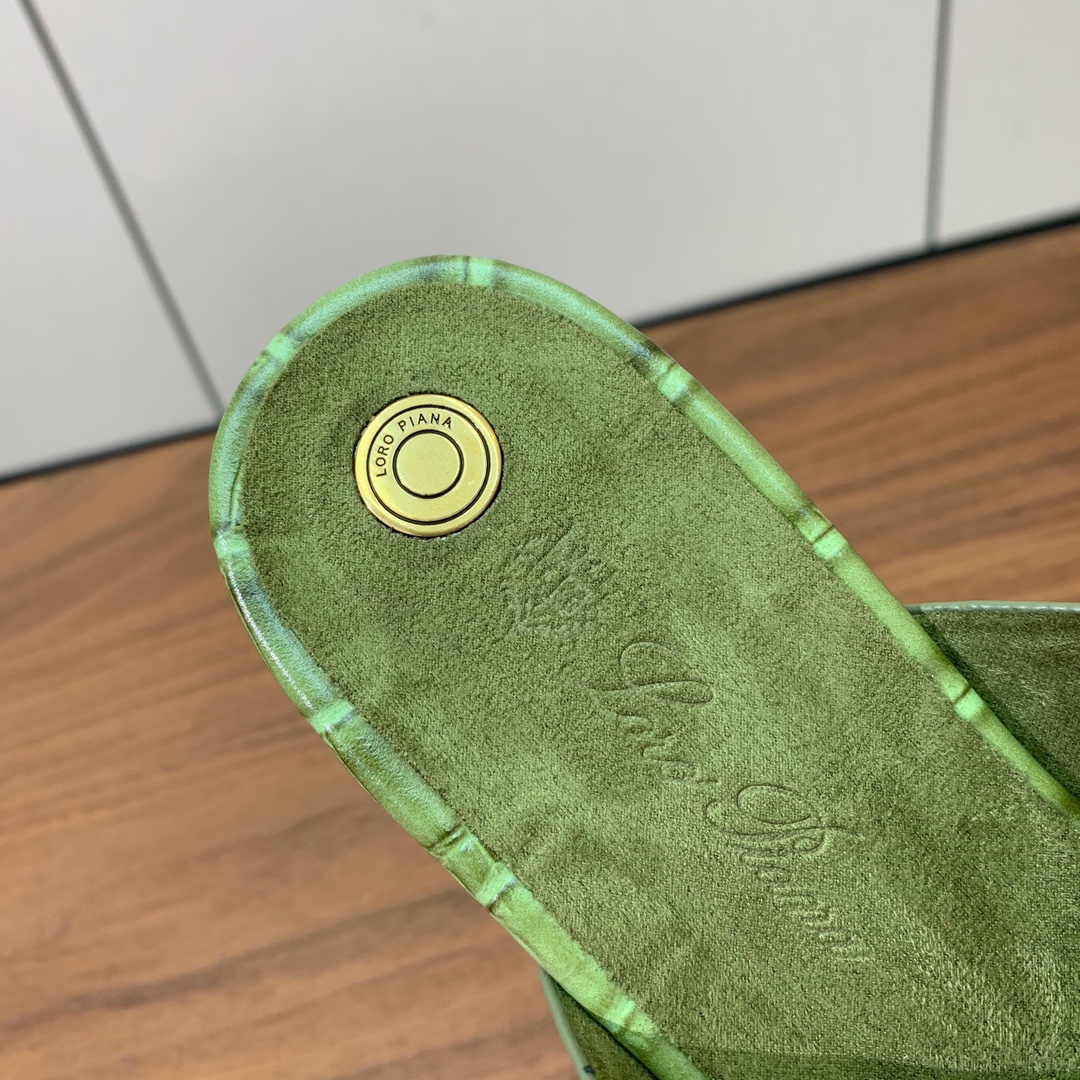 【Loro Piana】经典复古绝美平底拖鞋。简约即时髦、松弛的高级感。感受夏日感高级穿搭。面料压纹牛皮