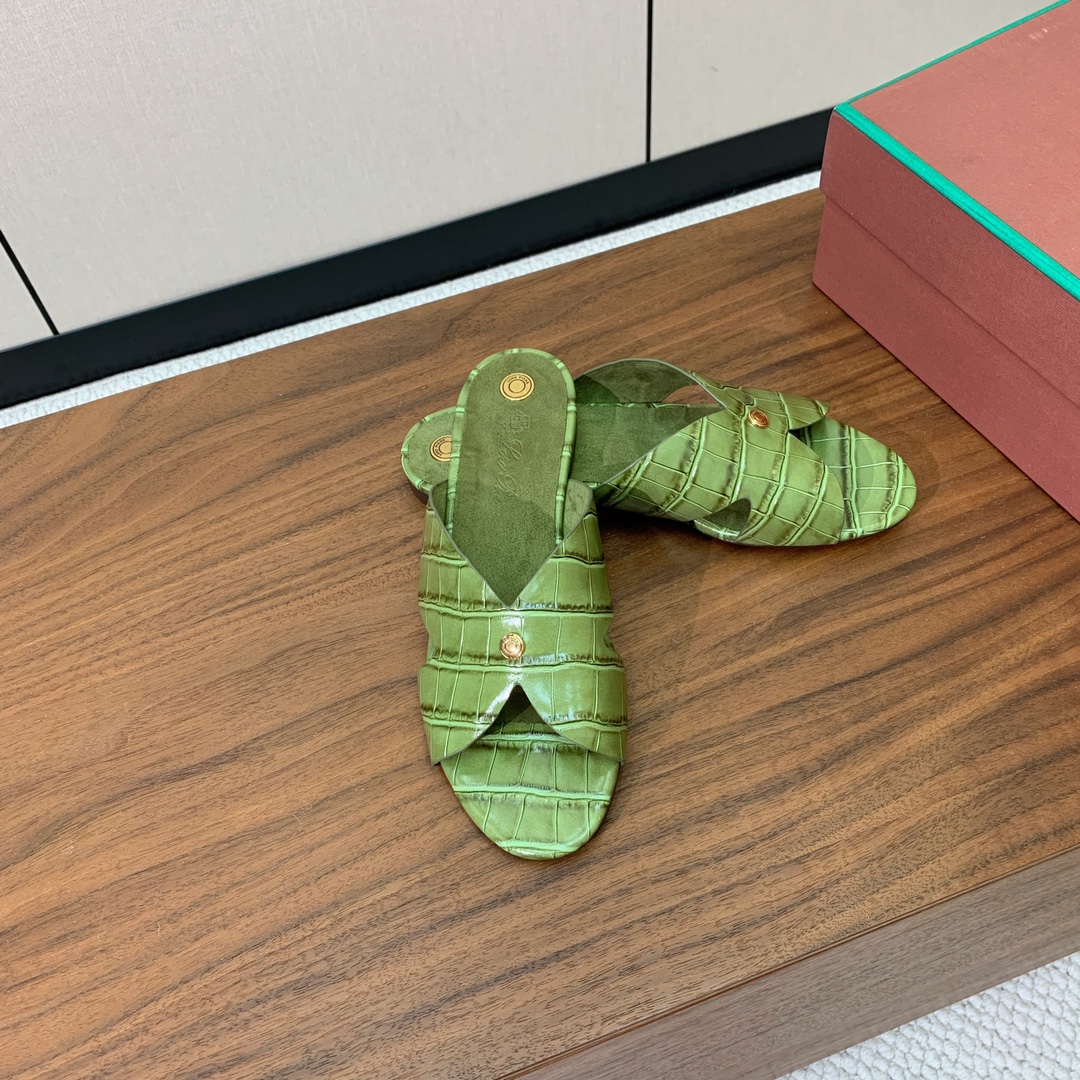 【Loro Piana】经典复古绝美平底拖鞋。简约即时髦、松弛的高级感。感受夏日感高级穿搭。面料压纹牛皮