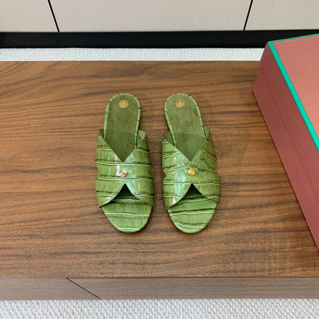 【Loro Piana】经典复古绝美平底拖鞋。简约即时髦、松弛的高级感。感受夏日感高级穿搭。面料压纹牛皮