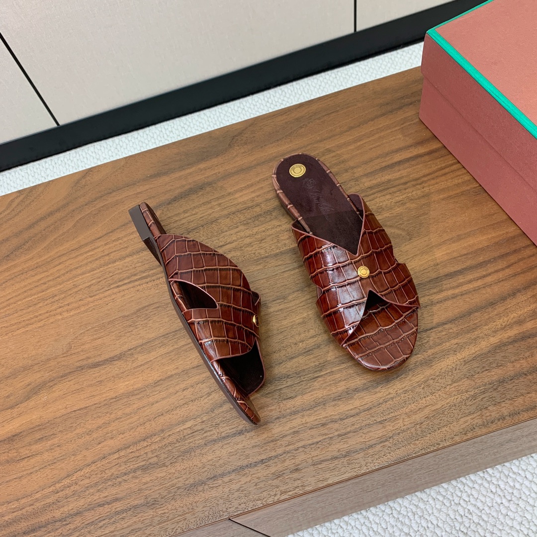 【Loro Piana】经典复古绝美平底拖鞋。简约即时髦、松弛的高级感。感受夏日感高级穿搭。面料压纹牛皮