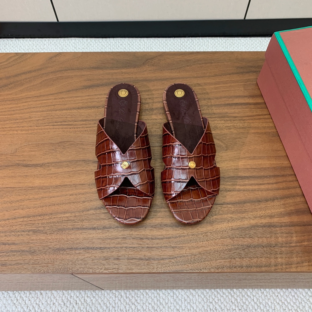 【Loro Piana】经典复古绝美平底拖鞋。简约即时髦、松弛的高级感。感受夏日感高级穿搭。面料压纹牛皮