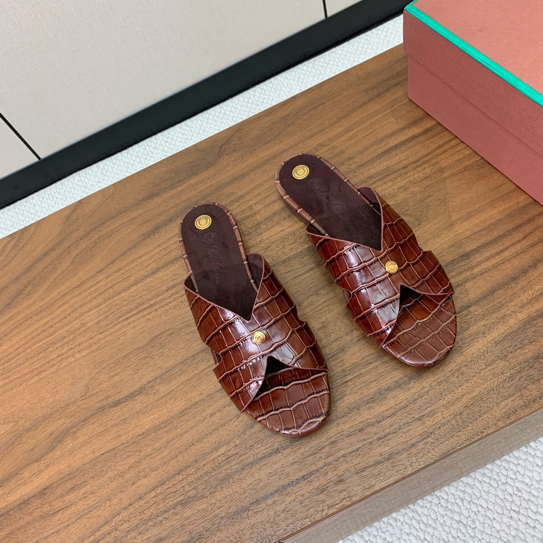 【Loro Piana】经典复古绝美平底拖鞋。简约即时髦、松弛的高级感。感受夏日感高级穿搭。面料压纹牛皮