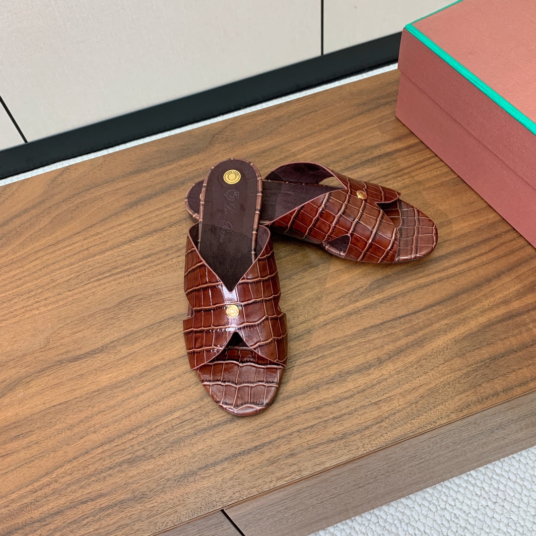 【Loro Piana】经典复古绝美平底拖鞋。简约即时髦、松弛的高级感。感受夏日感高级穿搭。面料压纹牛皮