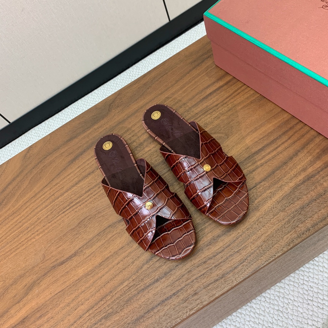 【Loro Piana】经典复古绝美平底拖鞋。简约即时髦、松弛的高级感。感受夏日感高级穿搭。面料压纹牛皮