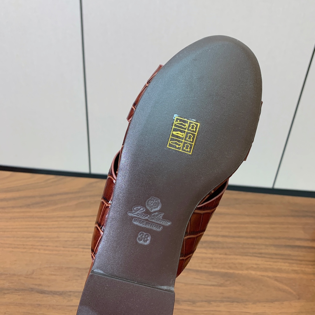 【Loro Piana】经典复古绝美平底拖鞋。简约即时髦、松弛的高级感。感受夏日感高级穿搭。面料压纹牛皮