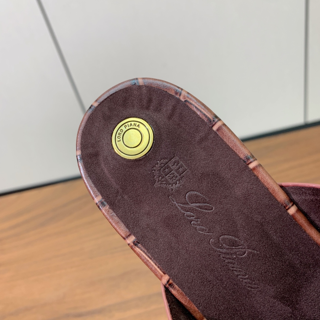 【Loro Piana】经典复古绝美平底拖鞋。简约即时髦、松弛的高级感。感受夏日感高级穿搭。面料压纹牛皮