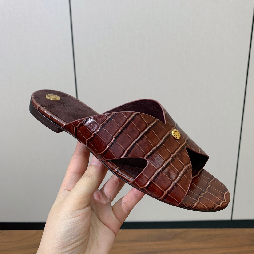 【Loro Piana】经典复古绝美平底拖鞋。简约即时髦、松弛的高级感。感受夏日感高级穿搭。面料压纹牛皮
