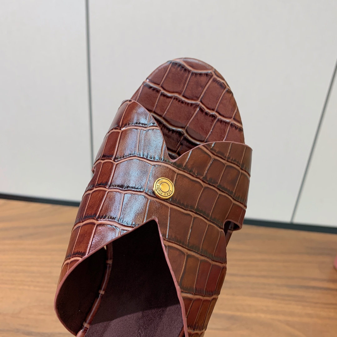 【Loro Piana】经典复古绝美平底拖鞋。简约即时髦、松弛的高级感。感受夏日感高级穿搭。面料压纹牛皮