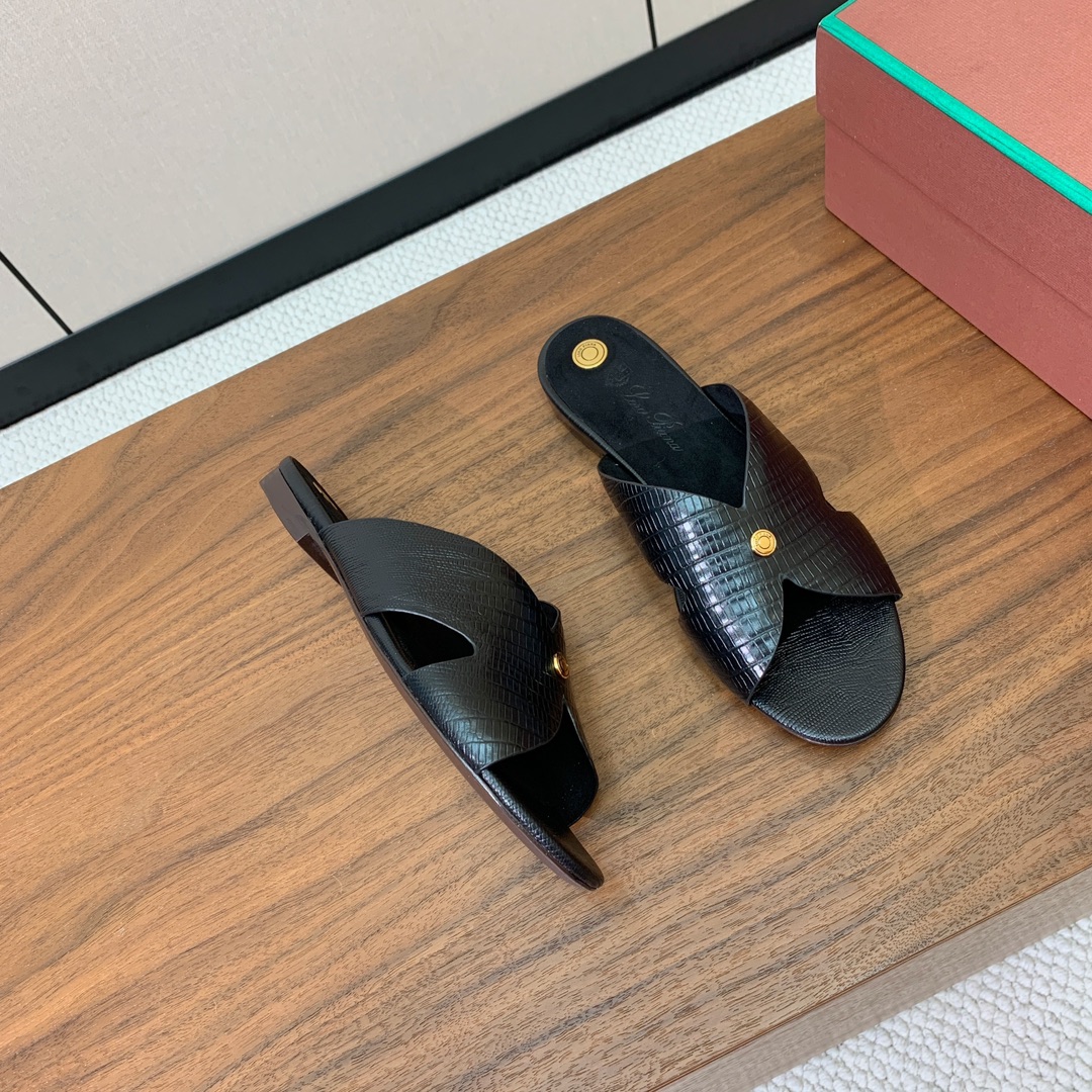 【Loro Piana】经典复古绝美平底拖鞋。简约即时髦、松弛的高级感。感受夏日感高级穿搭。面料压纹牛皮