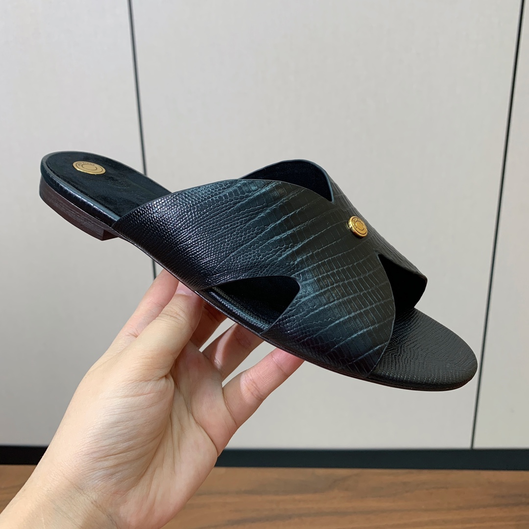 【Loro Piana】经典复古绝美平底拖鞋。简约即时髦、松弛的高级感。感受夏日感高级穿搭。面料压纹牛皮