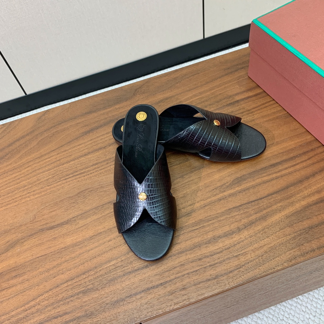 【Loro Piana】经典复古绝美平底拖鞋。简约即时髦、松弛的高级感。感受夏日感高级穿搭。面料压纹牛皮