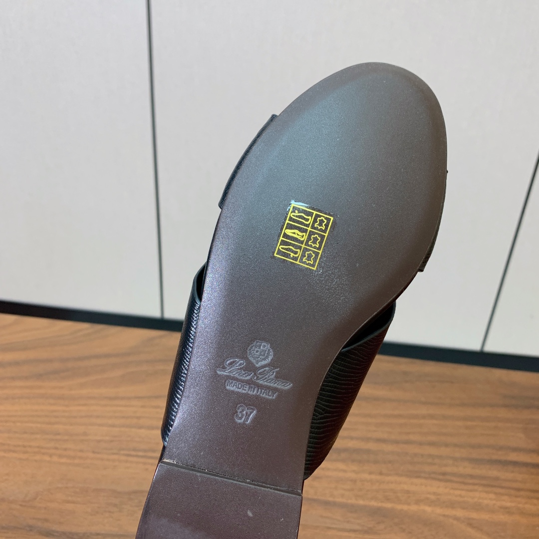 【Loro Piana】经典复古绝美平底拖鞋。简约即时髦、松弛的高级感。感受夏日感高级穿搭。面料压纹牛皮