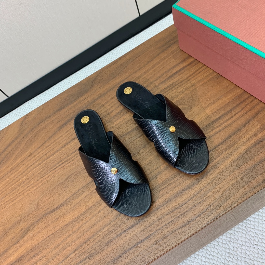 【Loro Piana】经典复古绝美平底拖鞋。简约即时髦、松弛的高级感。感受夏日感高级穿搭。面料压纹牛皮