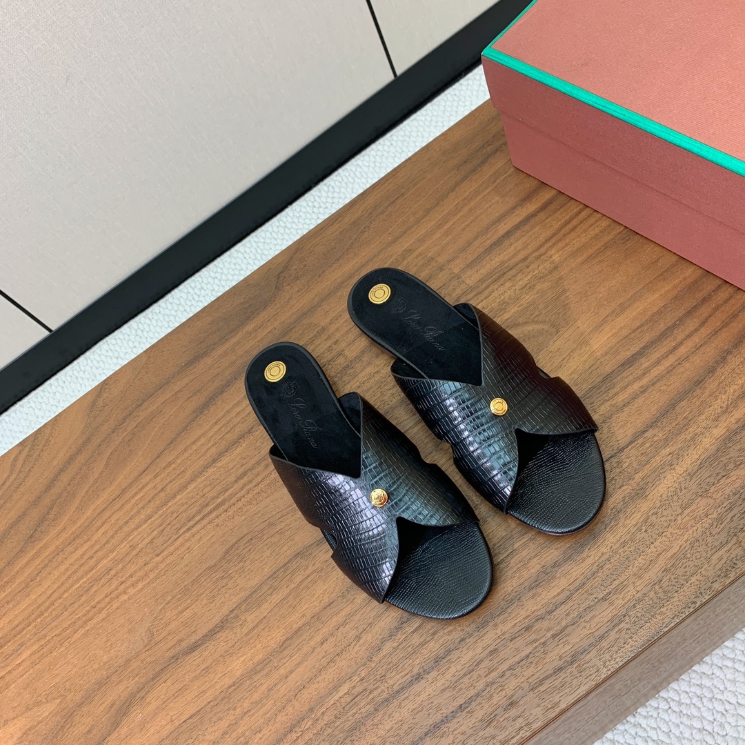 【Loro Piana】经典复古绝美平底拖鞋。简约即时髦、松弛的高级感。感受夏日感高级穿搭。面料压纹牛皮