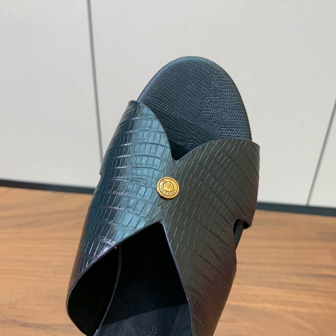 【Loro Piana】经典复古绝美平底拖鞋。简约即时髦、松弛的高级感。感受夏日感高级穿搭。面料压纹牛皮