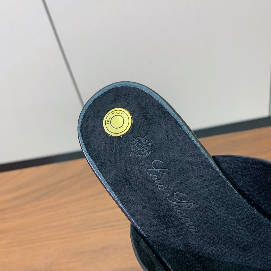 【Loro Piana】经典复古绝美平底拖鞋。简约即时髦、松弛的高级感。感受夏日感高级穿搭。面料压纹牛皮