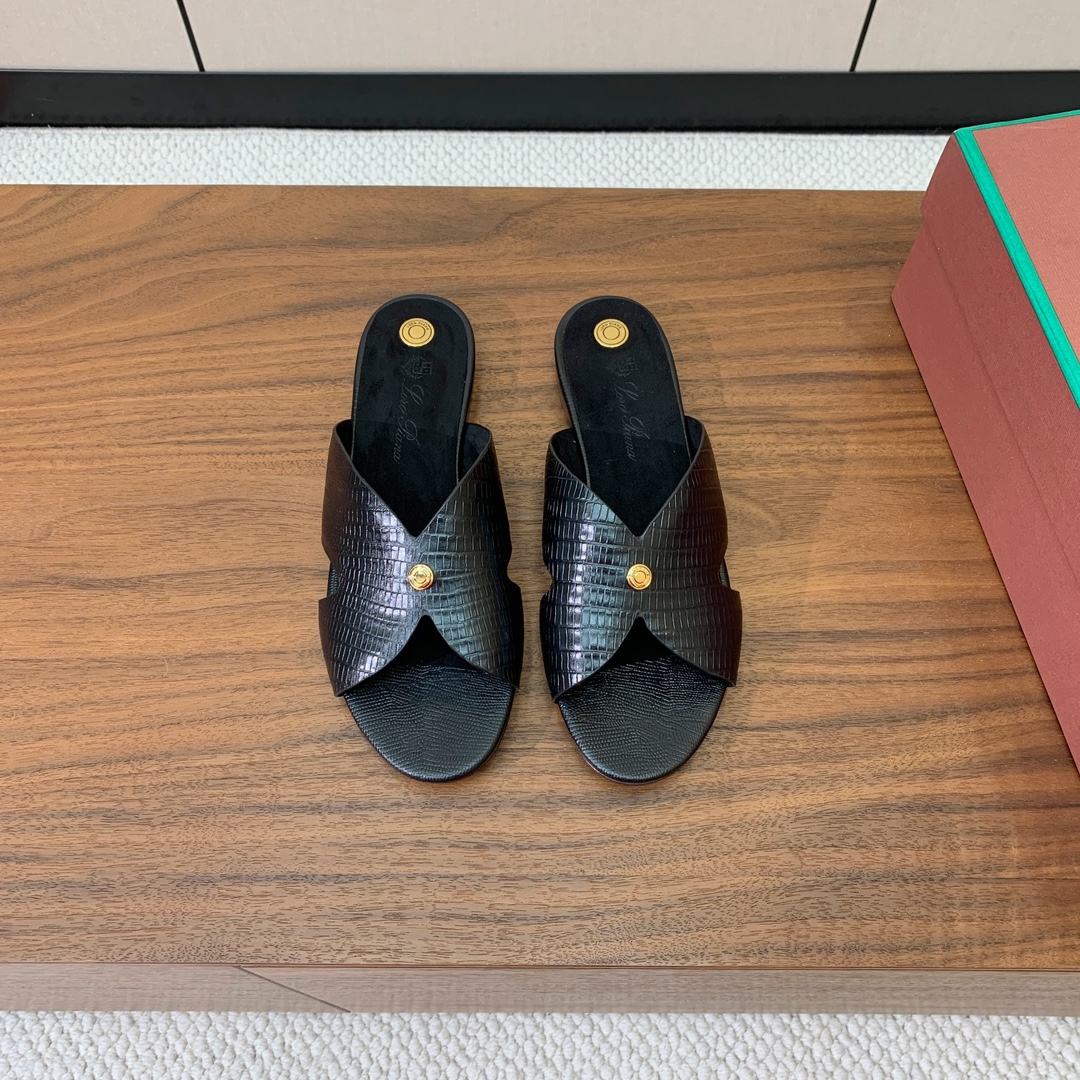 【Loro Piana】经典复古绝美平底拖鞋。简约即时髦、松弛的高级感。感受夏日感高级穿搭。面料压纹牛皮