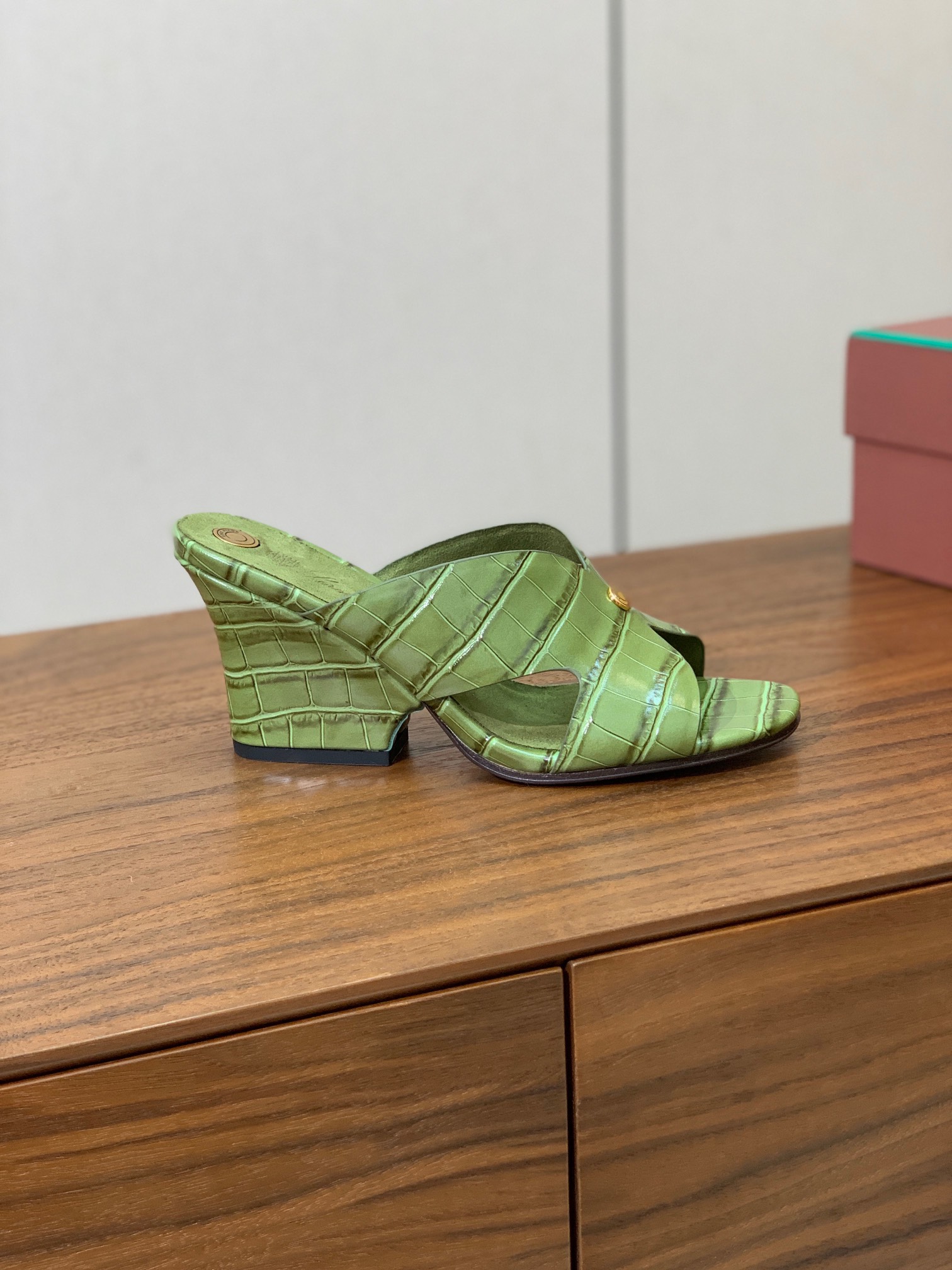 【Loro Piana】经典复古绝美坡跟拖鞋。简约即时髦、松弛的高级感。感受夏日感高级穿搭。面料采用压纹