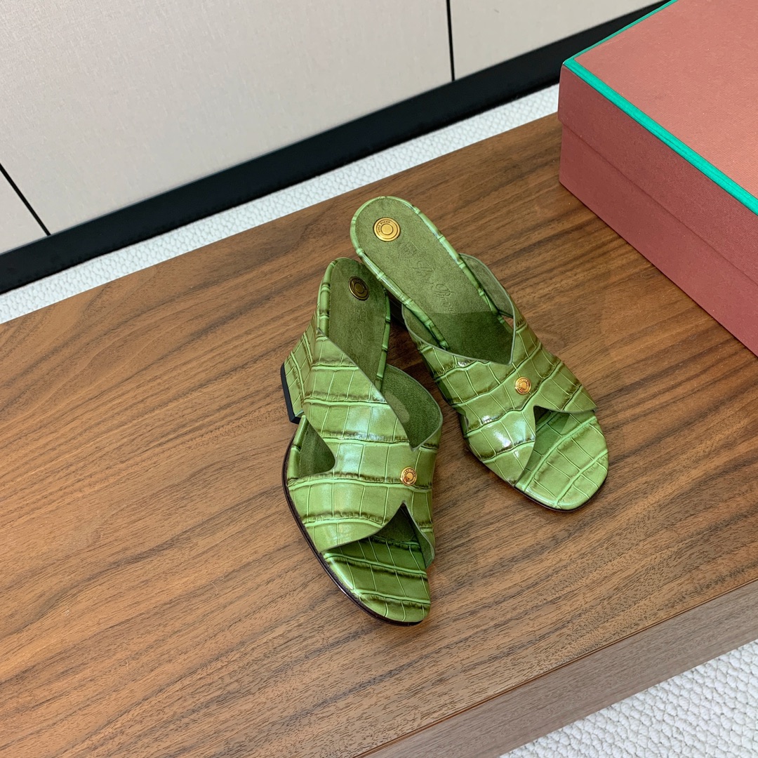 【Loro Piana】经典复古绝美坡跟拖鞋。简约即时髦、松弛的高级感。感受夏日感高级穿搭。面料采用压纹