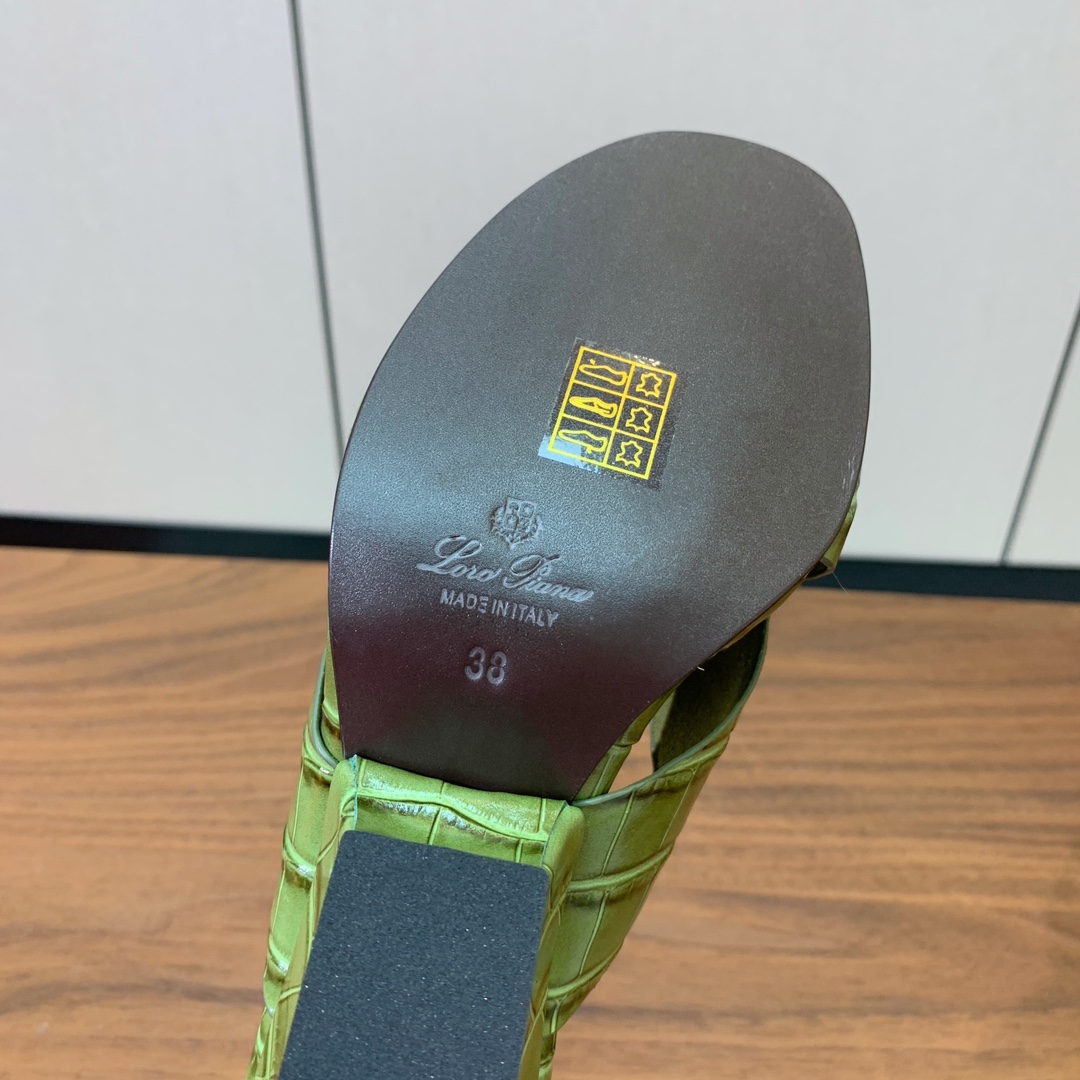 【Loro Piana】经典复古绝美坡跟拖鞋。简约即时髦、松弛的高级感。感受夏日感高级穿搭。面料采用压纹