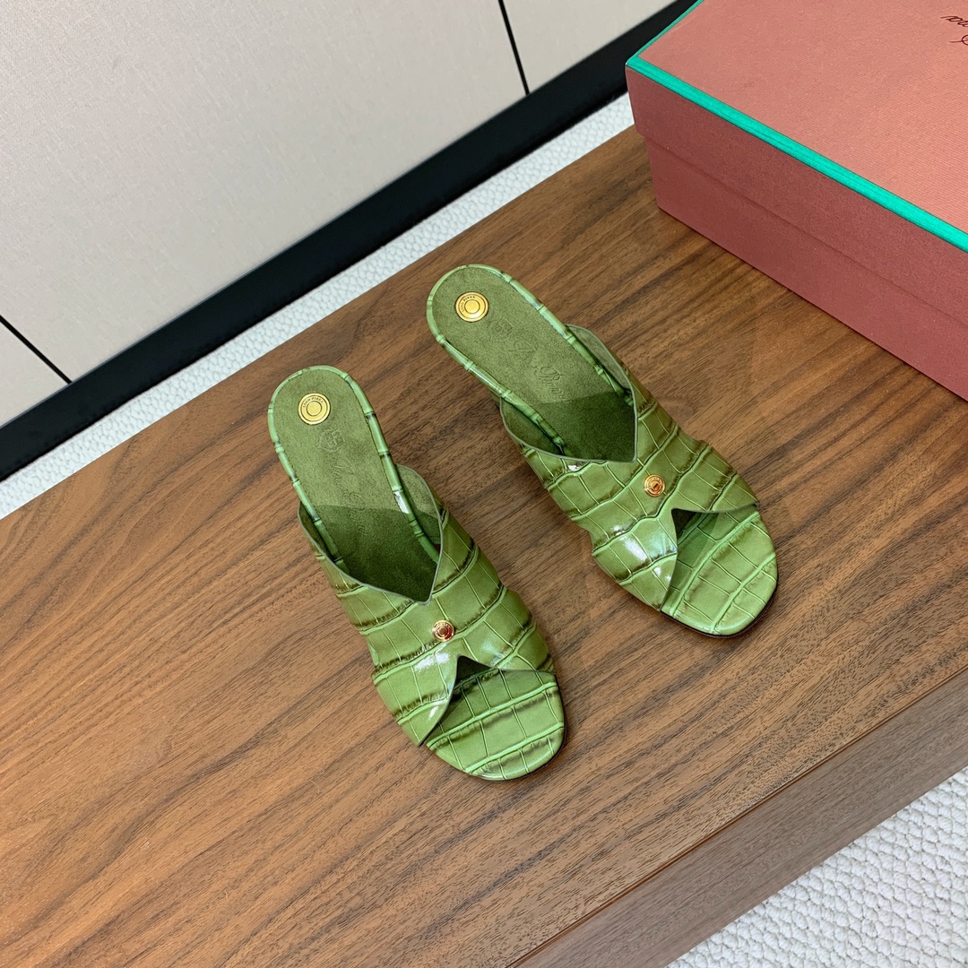 【Loro Piana】经典复古绝美坡跟拖鞋。简约即时髦、松弛的高级感。感受夏日感高级穿搭。面料采用压纹
