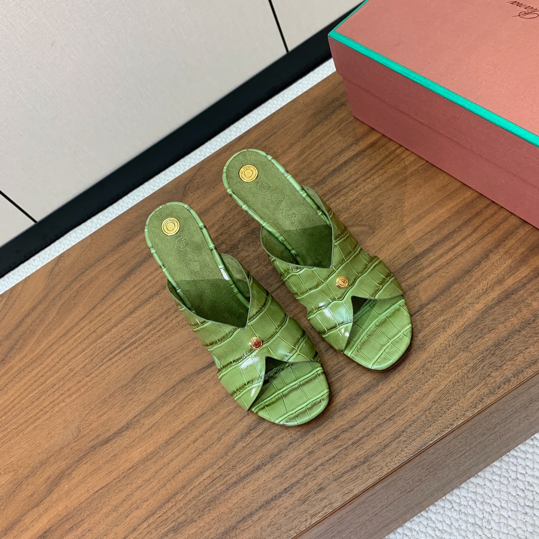 【Loro Piana】经典复古绝美坡跟拖鞋。简约即时髦、松弛的高级感。感受夏日感高级穿搭。面料采用压纹
