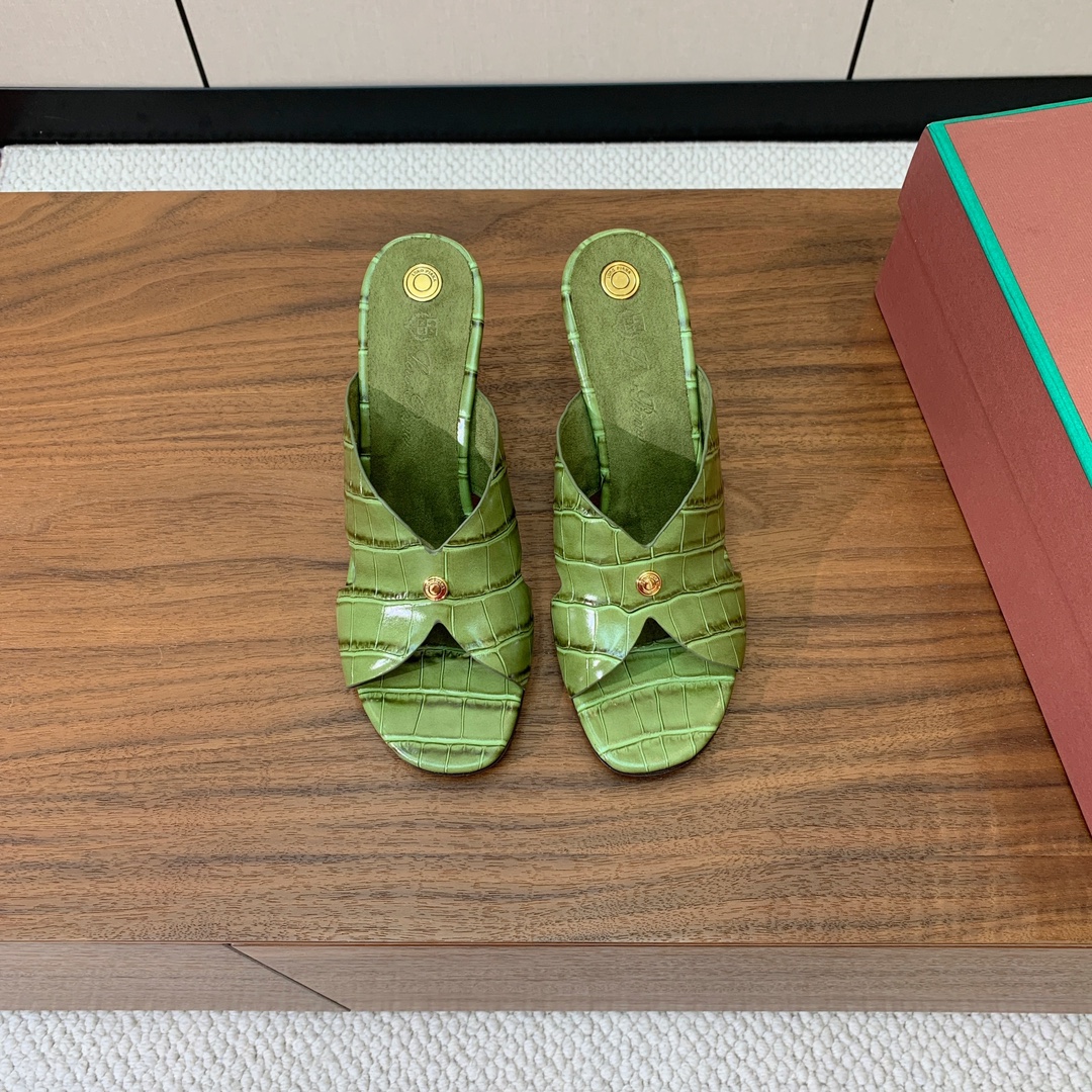 【Loro Piana】经典复古绝美坡跟拖鞋。简约即时髦、松弛的高级感。感受夏日感高级穿搭。面料采用压纹