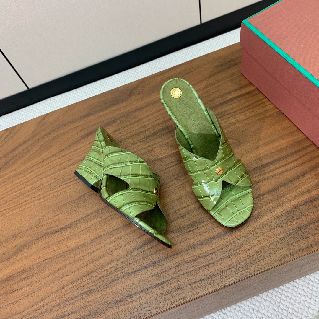 【Loro Piana】经典复古绝美坡跟拖鞋。简约即时髦、松弛的高级感。感受夏日感高级穿搭。面料采用压纹