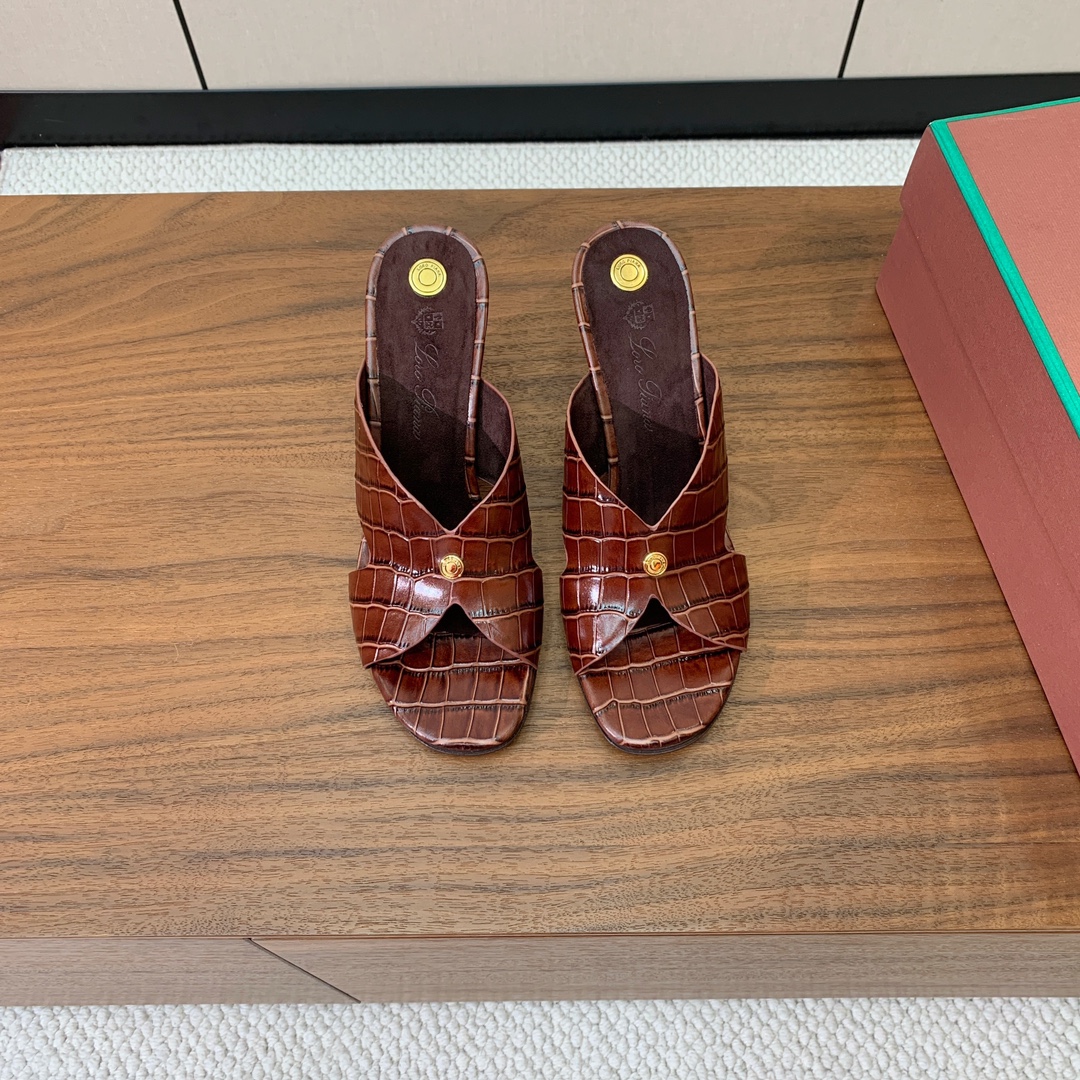 【Loro Piana】经典复古绝美坡跟拖鞋。简约即时髦、松弛的高级感。感受夏日感高级穿搭。面料采用压纹