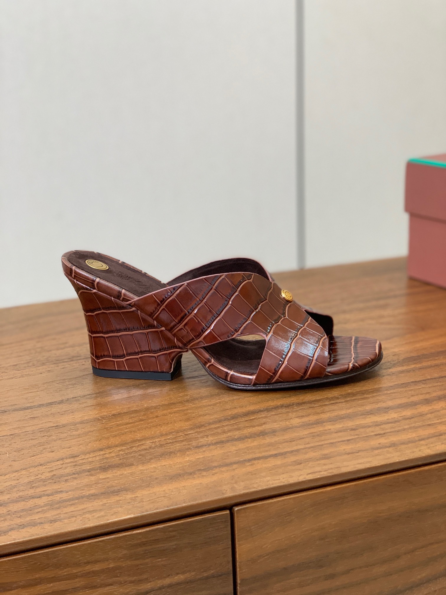 【Loro Piana】经典复古绝美坡跟拖鞋。简约即时髦、松弛的高级感。感受夏日感高级穿搭。面料采用压纹