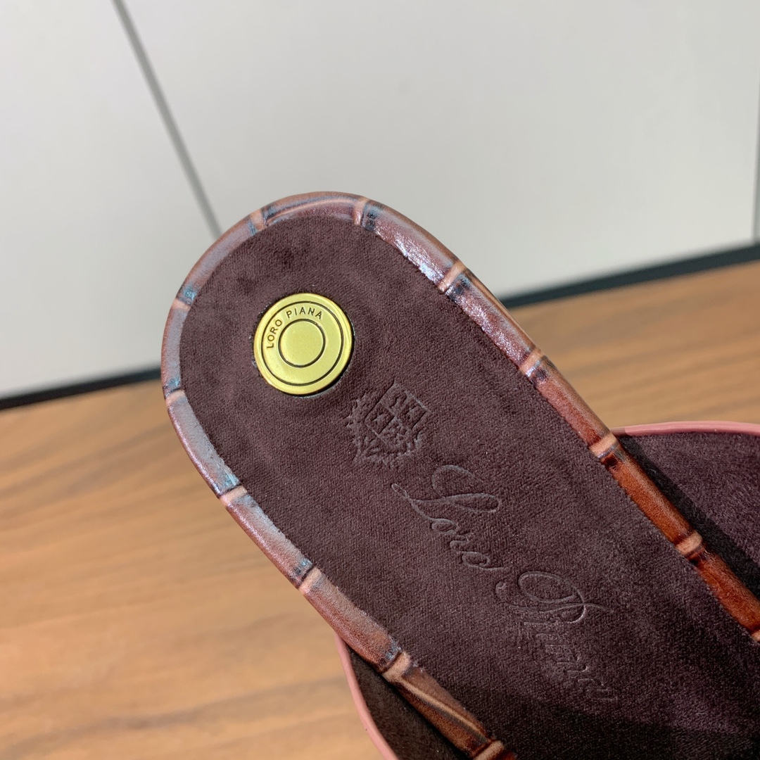 【Loro Piana】经典复古绝美坡跟拖鞋。简约即时髦、松弛的高级感。感受夏日感高级穿搭。面料采用压纹