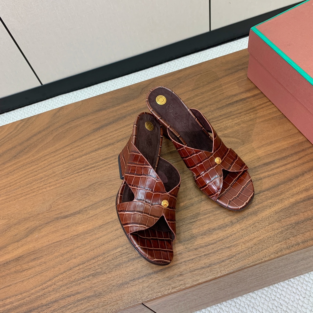 【Loro Piana】经典复古绝美坡跟拖鞋。简约即时髦、松弛的高级感。感受夏日感高级穿搭。面料采用压纹