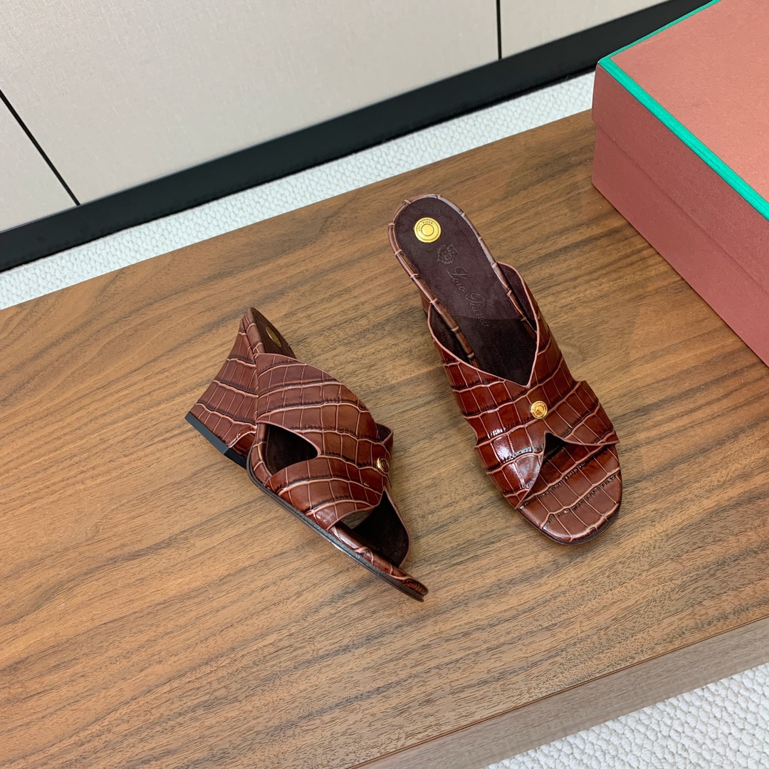 【Loro Piana】经典复古绝美坡跟拖鞋。简约即时髦、松弛的高级感。感受夏日感高级穿搭。面料采用压纹