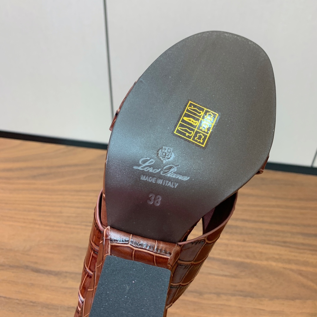 【Loro Piana】经典复古绝美坡跟拖鞋。简约即时髦、松弛的高级感。感受夏日感高级穿搭。面料采用压纹