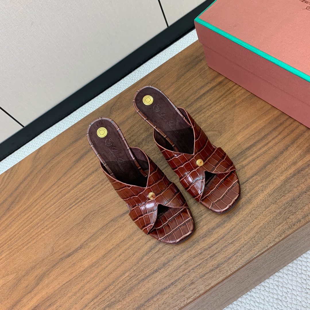 【Loro Piana】经典复古绝美坡跟拖鞋。简约即时髦、松弛的高级感。感受夏日感高级穿搭。面料采用压纹