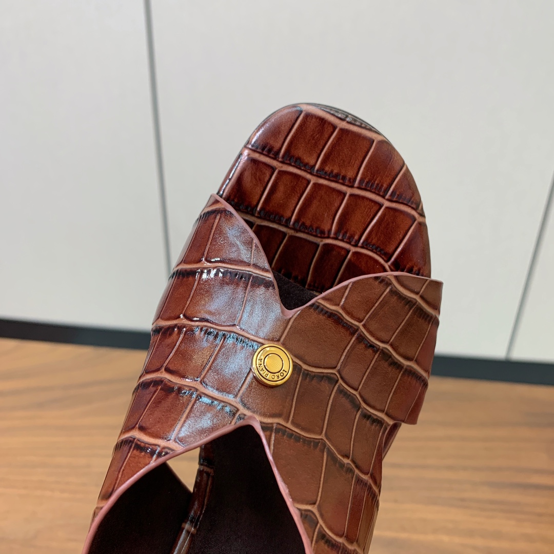 【Loro Piana】经典复古绝美坡跟拖鞋。简约即时髦、松弛的高级感。感受夏日感高级穿搭。面料采用压纹