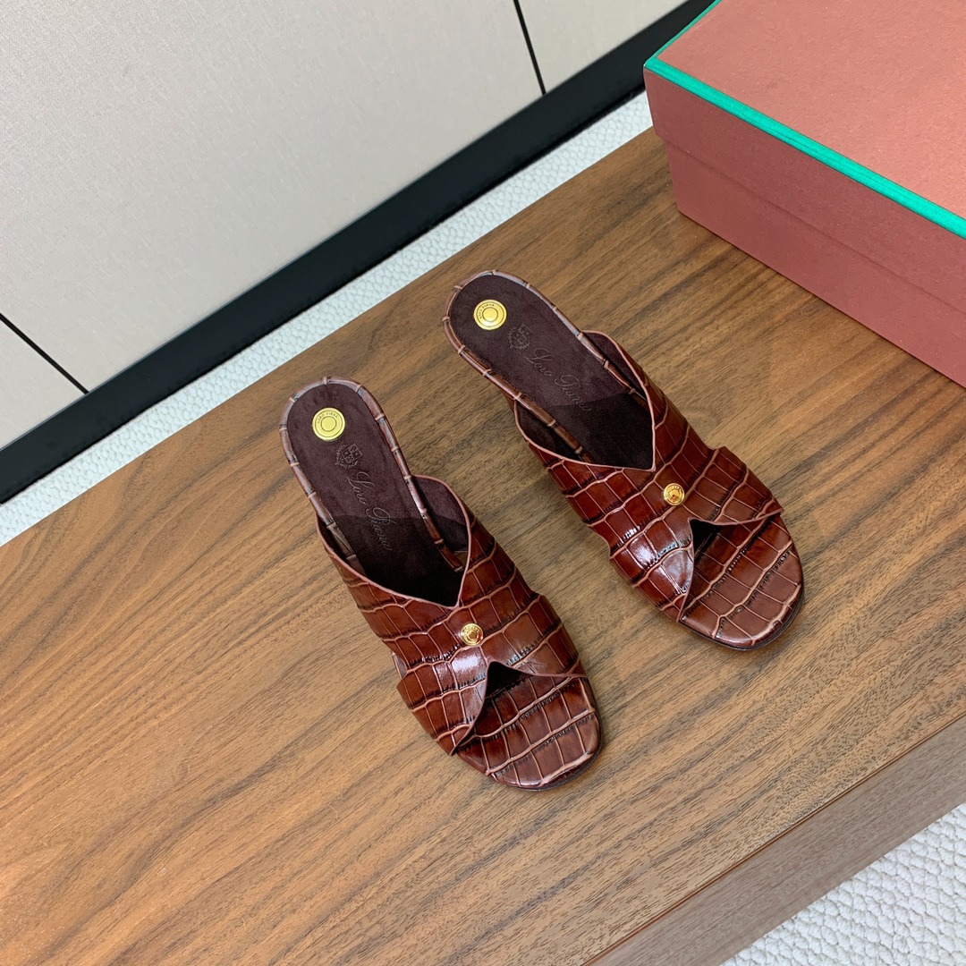 【Loro Piana】经典复古绝美坡跟拖鞋。简约即时髦、松弛的高级感。感受夏日感高级穿搭。面料采用压纹