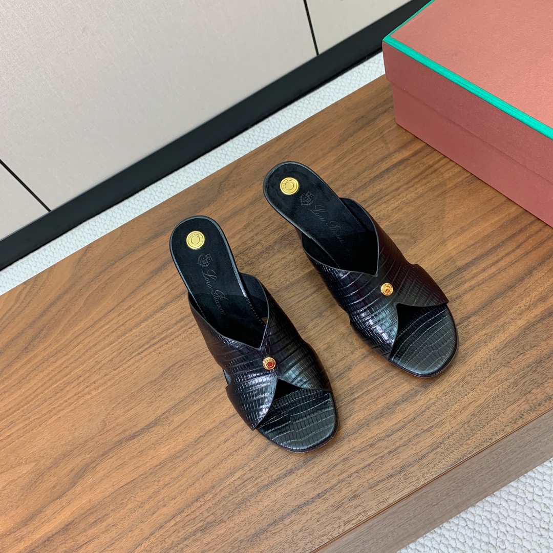 【Loro Piana】经典复古绝美坡跟拖鞋。简约即时髦、松弛的高级感。感受夏日感高级穿搭。面料采用压纹
