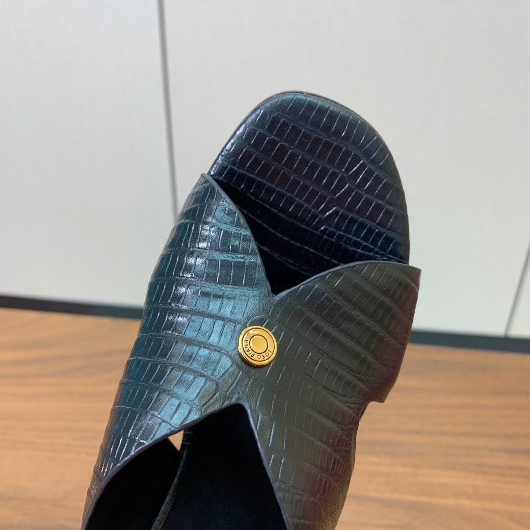 【Loro Piana】经典复古绝美坡跟拖鞋。简约即时髦、松弛的高级感。感受夏日感高级穿搭。面料采用压纹