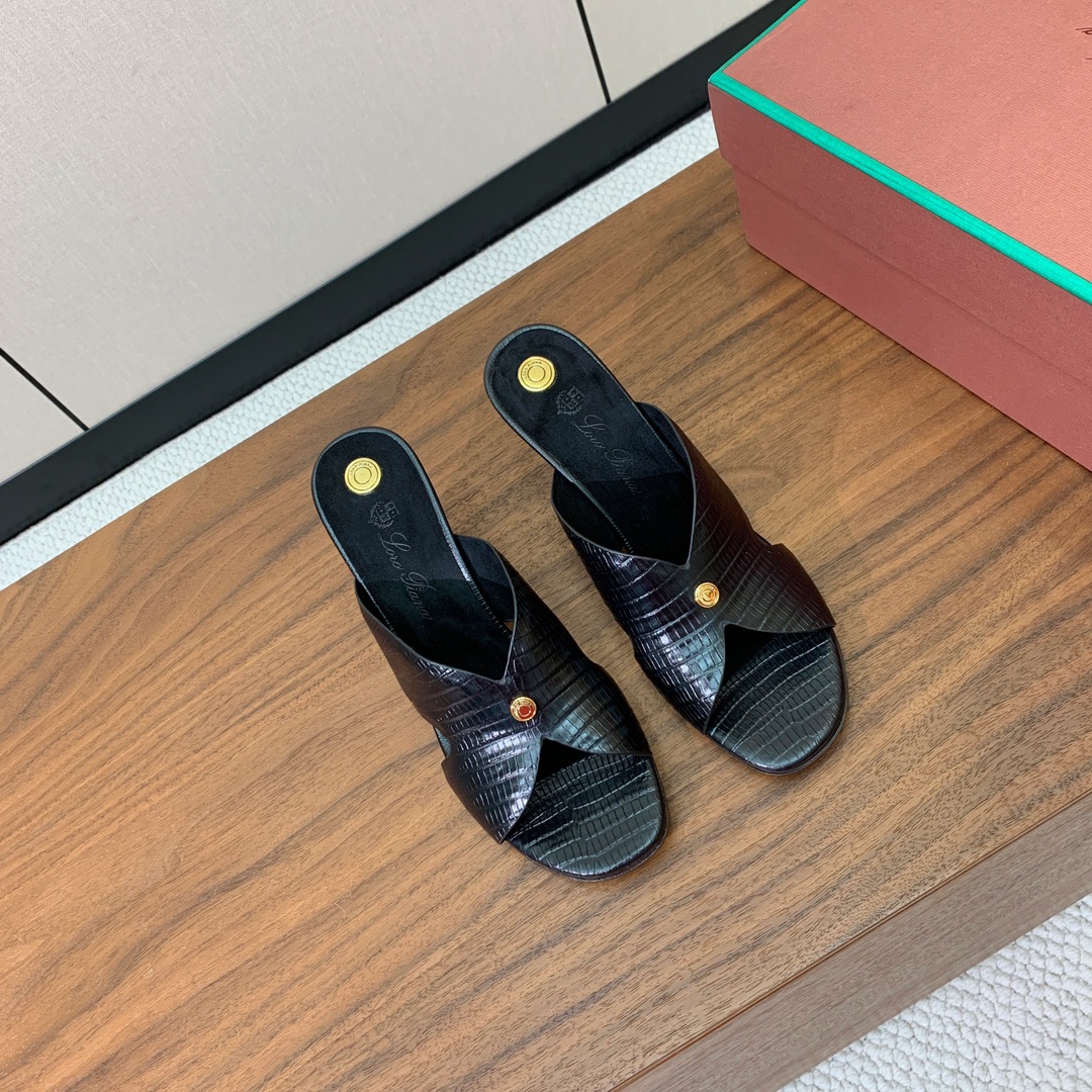 【Loro Piana】经典复古绝美坡跟拖鞋。简约即时髦、松弛的高级感。感受夏日感高级穿搭。面料采用压纹