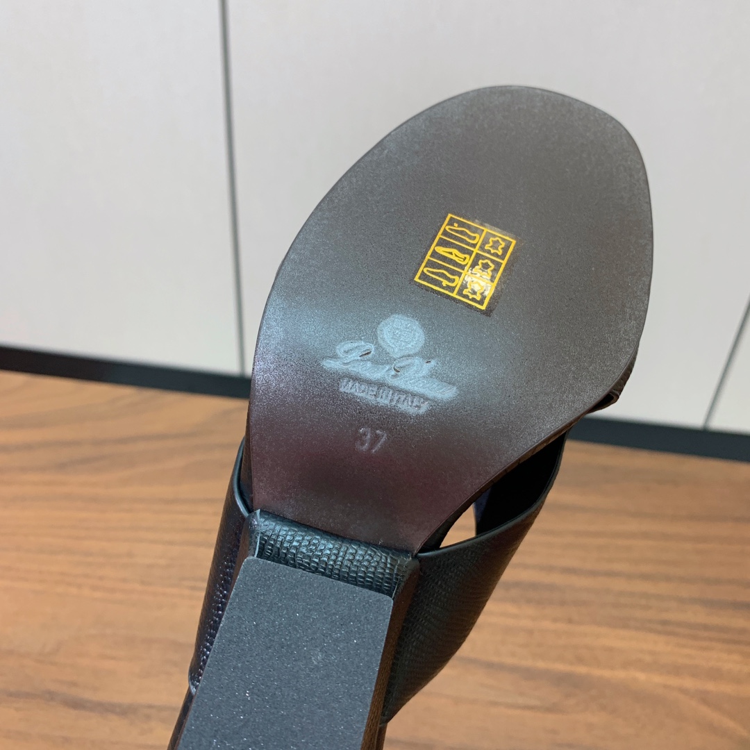 【Loro Piana】经典复古绝美坡跟拖鞋。简约即时髦、松弛的高级感。感受夏日感高级穿搭。面料采用压纹