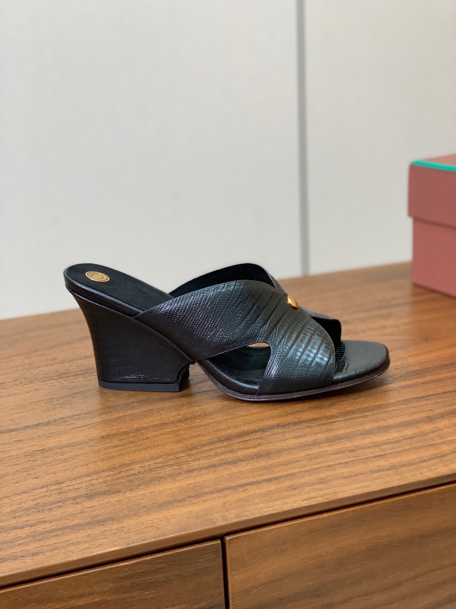 【Loro Piana】经典复古绝美坡跟拖鞋。简约即时髦、松弛的高级感。感受夏日感高级穿搭。面料采用压纹