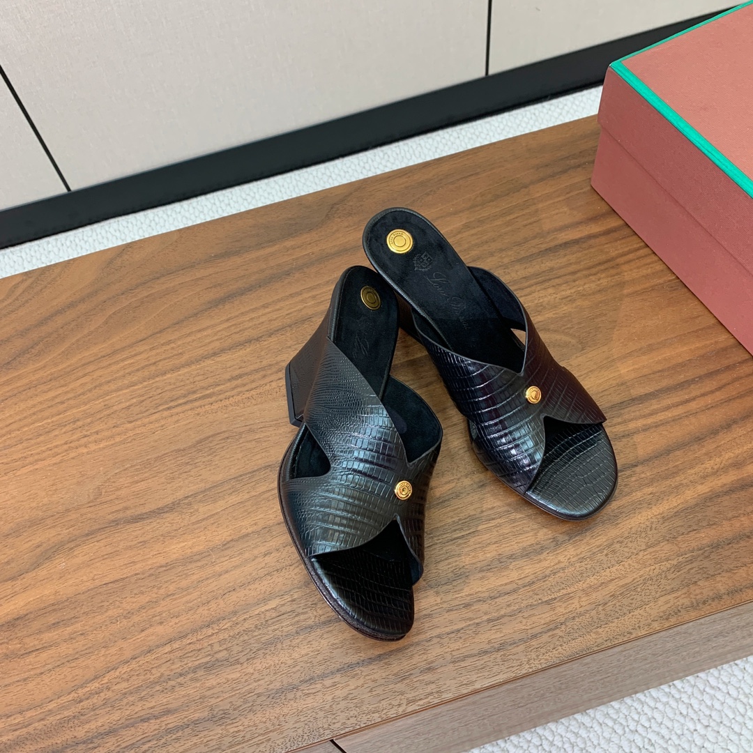 【Loro Piana】经典复古绝美坡跟拖鞋。简约即时髦、松弛的高级感。感受夏日感高级穿搭。面料采用压纹