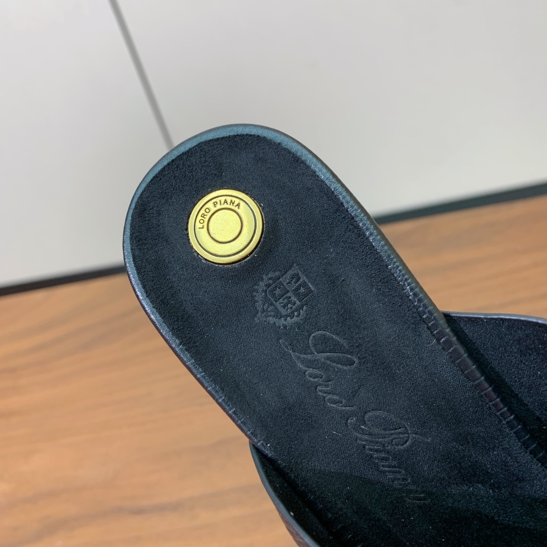 【Loro Piana】经典复古绝美坡跟拖鞋。简约即时髦、松弛的高级感。感受夏日感高级穿搭。面料采用压纹