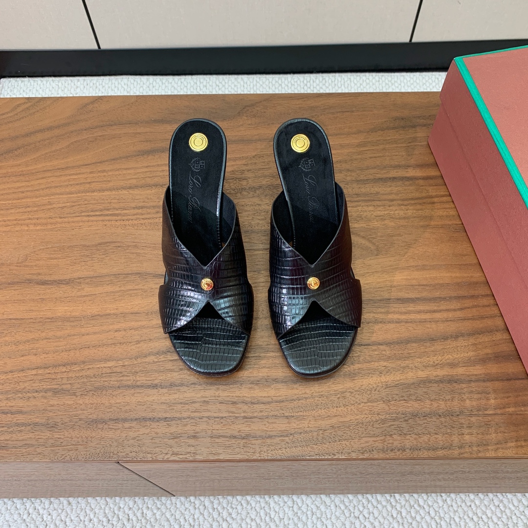 【Loro Piana】经典复古绝美坡跟拖鞋。简约即时髦、松弛的高级感。感受夏日感高级穿搭。面料采用压纹