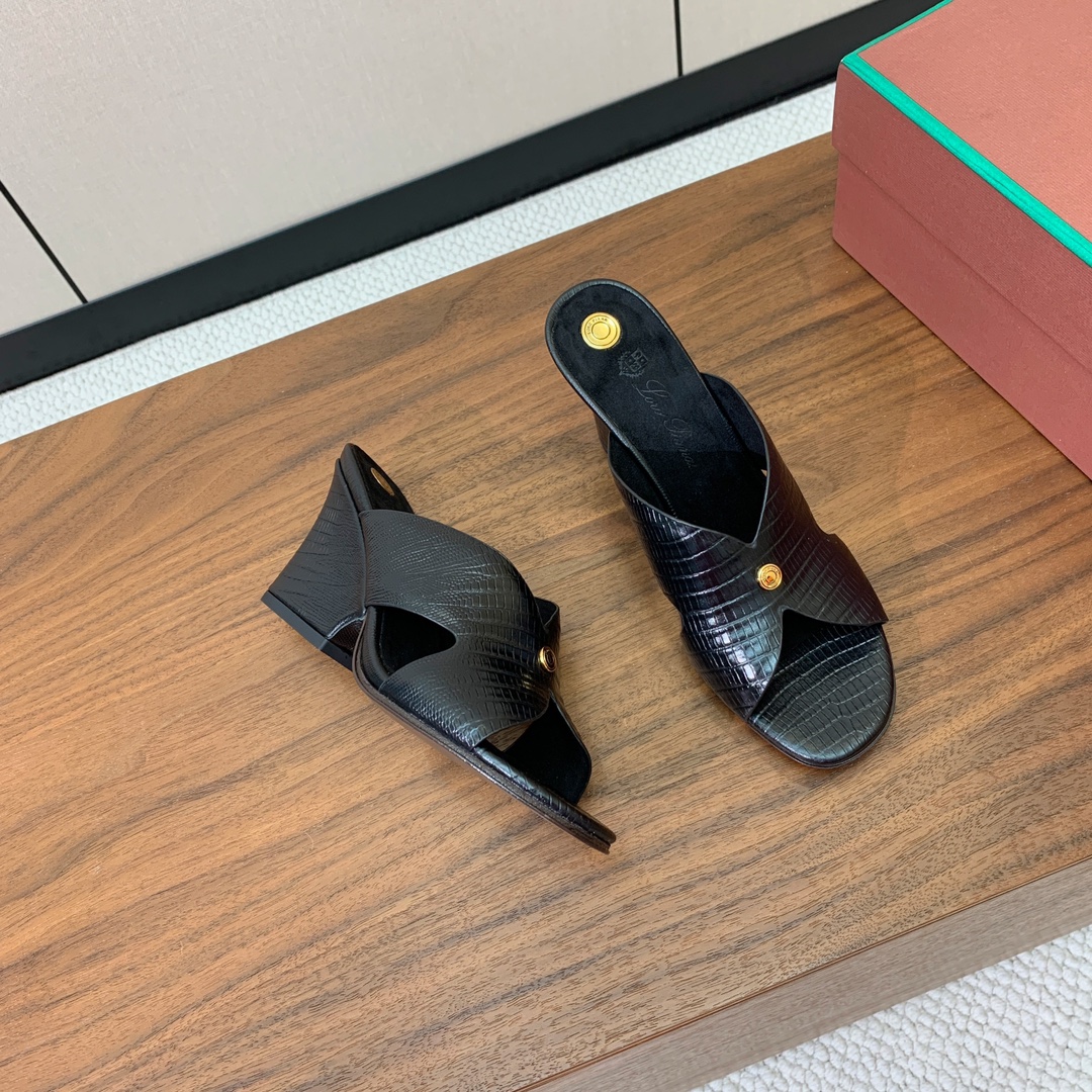 【Loro Piana】经典复古绝美坡跟拖鞋。简约即时髦、松弛的高级感。感受夏日感高级穿搭。面料采用压纹