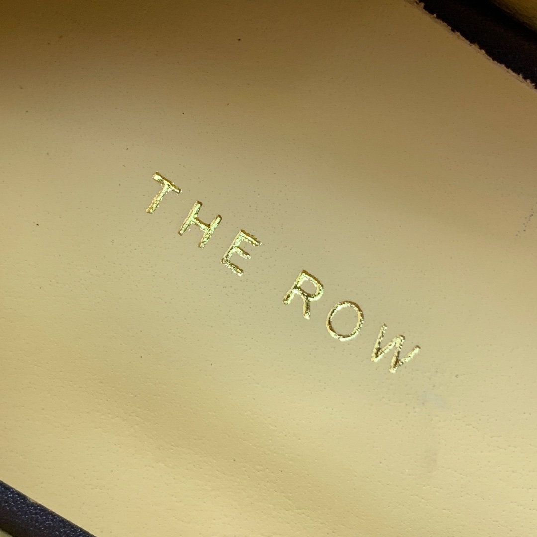 【The row】乐福鞋。经典灵感定义了这款鞋的现代优雅风格。鞋面牛皮，羊皮内里及垫脚。真皮大底。
码数
