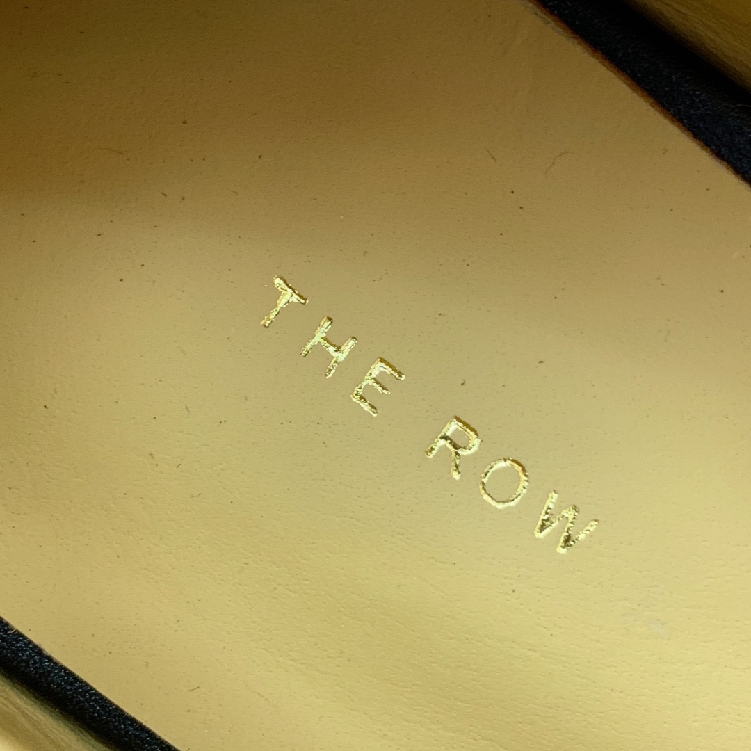 【The row】乐福鞋。经典灵感定义了这款鞋的现代优雅风格。鞋面牛皮，羊皮内里及垫脚。真皮大底。
码数