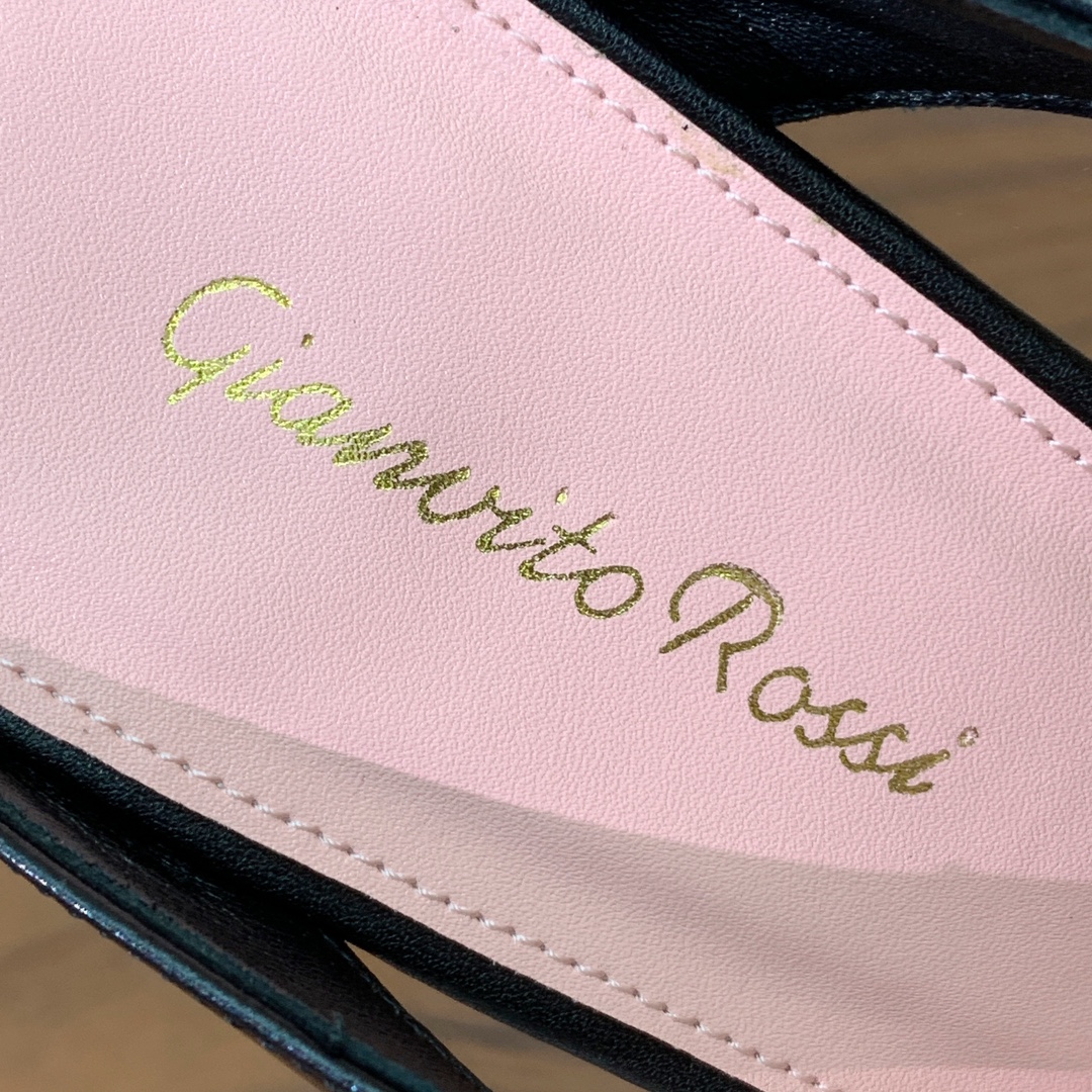【Gianvit* Ross*】胶片拼色高跟拖鞋。秉承了其传统意大利工艺，专注精巧细节，打造优雅女人味。