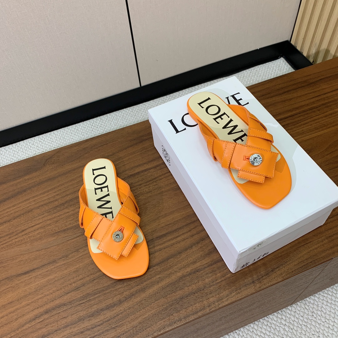 【LOEW*】拖鞋。简约大方，质感满满。日常随意搭配都非常奈斯。面料原版定制小牛皮，原版一致牛皮内里，原
